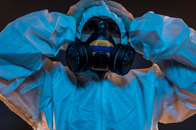 Foto wetenschapper virus infectie concept. man in beschermend pak en antigasmasker met bril. ebola, giftige gassen, biologische oorlogsvoering, infecties en ziekten