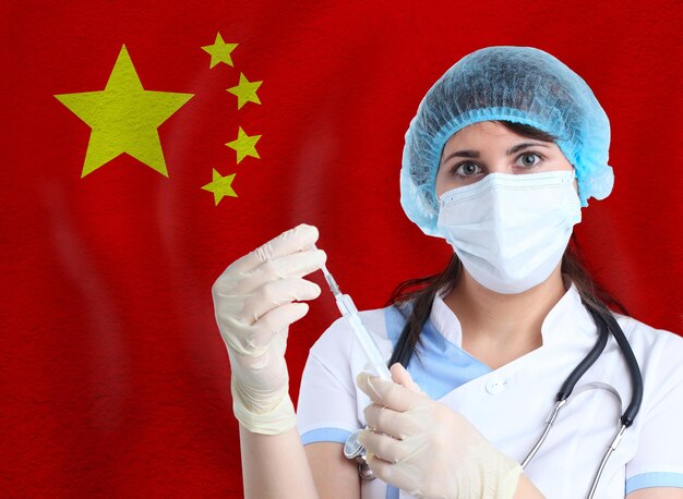 Wetenschapper vrouw met vaccin tegen Covid19 tegen de Chinese vlag Onderzoek van virussen in het laboratorium voor de preventie van een pandemie in Wuhan China