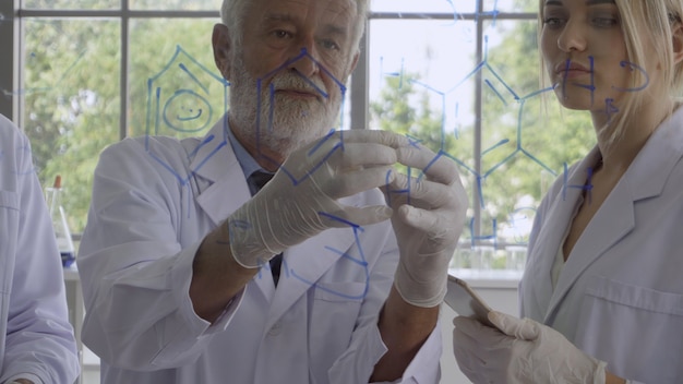 Wetenschapper werken met wetenschap apparatuur in laboratorium. Wetenschappelijk onderzoek concept.