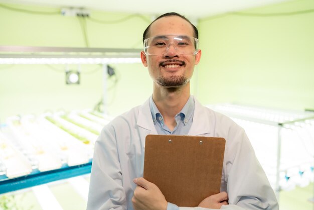 Wetenschapper werkt aan onderzoek in landbouw groene plant in biologie wetenschap laboratorium kas, biologische experiment test voor medische voeding biotechnologie, botanie ecologie bioloog in landbouw groei