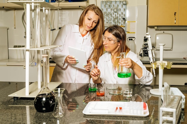 Wetenschappers bespreken via een digitale tablet in het laboratorium