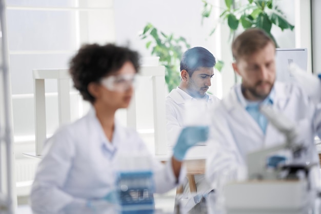 Foto wetenschappers die controlemonsters in het laboratorium onderzoeken