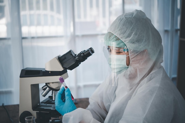 Wetenschappers doen onderzoek naar vaccins tegen virussen in het laboratorium van geneeskundewetenschappelijk onderwijs in het laboratorium.
