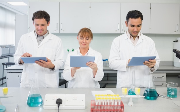 Wetenschappers gebruiken tablet-pc&#39;s in het lab