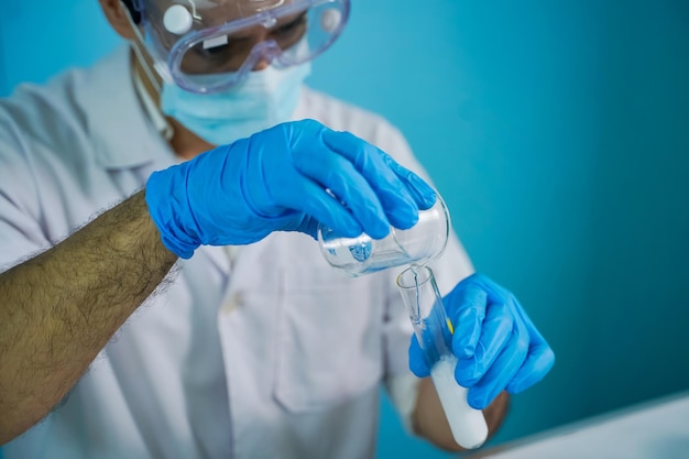 Wetenschappers onderzoeken plantaardige medicijnen, natuurlijke organische extractie en wetenschap in glaswerk om alternatieve kruidengeneesmiddelen te maken huidverzorging schoonheidsproducten Laboratoriumconcept en -ontwikkeling