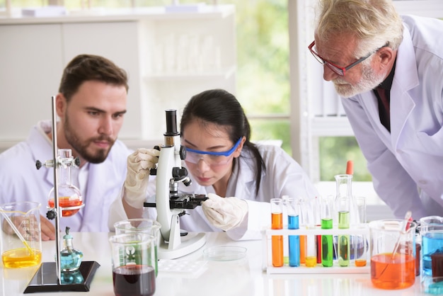 Wetenschappers werken in science labs