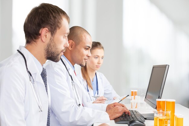 Wetenschappers werken op de computer in het laboratorium.