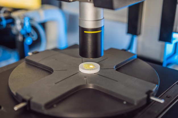 Wetenschapslaboratoriumonderzoek veilig voor nieuwe medicijnen, microscoop en pillen coronavirus
