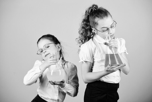 Wetenschapsonderzoek in laboratoriumkennis en onderwijs terug naar school kleine slimme meisjes met testfles kinderen studeren aan biologieles formeel onderwijs informeel onderwijs niet-formeel onderwijs