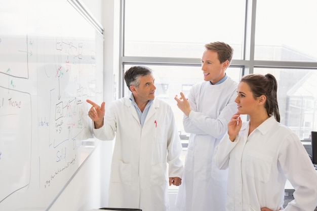 Wetenschapsstudenten en spreker die whiteboard bekijken