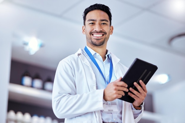 Wetenschapstablet en portret van de mens in laboratorium voor analyse van onderzoeksgegevens en studieresultaten Gezondheidszorgbiotechnologie en gelukkige mannelijke wetenschapper op digitale technologie voor medische analyse en geneeskunde