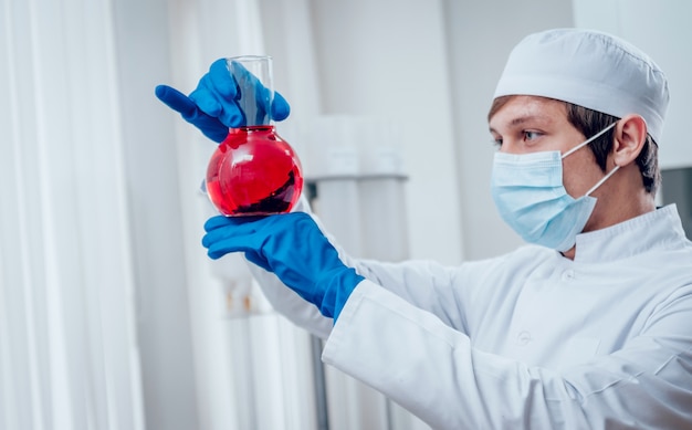 Wetenschapstechnicus aan het werk in het laboratorium.