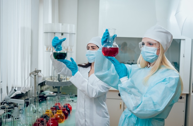 Wetenschapstechnicus aan het werk in het laboratorium