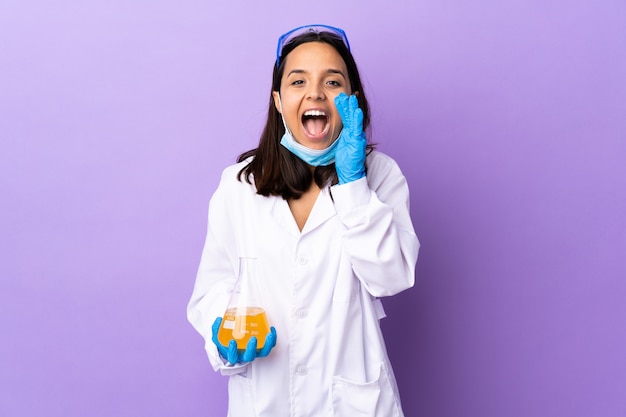 Foto wetenschapsvrouw die een vaccin onderzoeken om coronavirusziekte te genezen die met wijd open mond schreeuwen