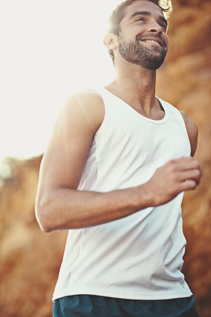 走りに何日か走りに出かける若い男のショット