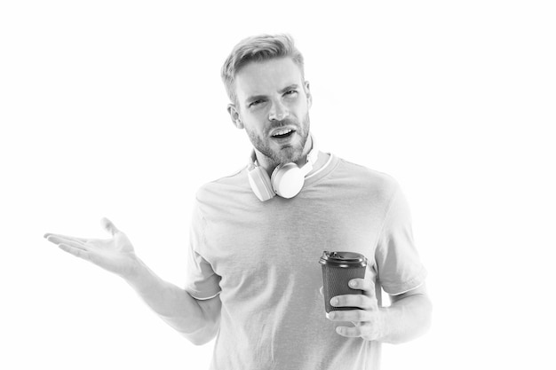 무엇을 의미합니까 스트레스 저항 개념 커피를 마시는 동안 편안한 음악 헤드폰을 듣는 남자 모닝 커피 완벽한 영감을주는 일치 커피와 노래를 즐기는 남자 분노한 표정