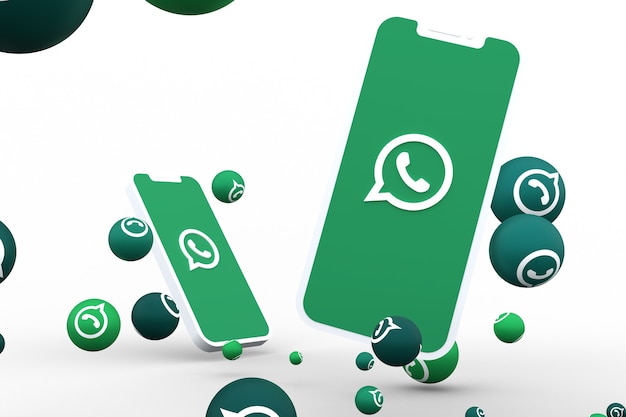 Foto icona di whatsapp sullo schermo dello smartphone o del cellulare e le reazioni di whatsapp