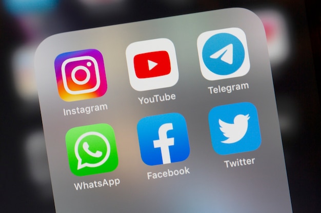 Whatsapp Youtube Telegram Twitter Facebook Instagram logo op het scherm smartphone close-up