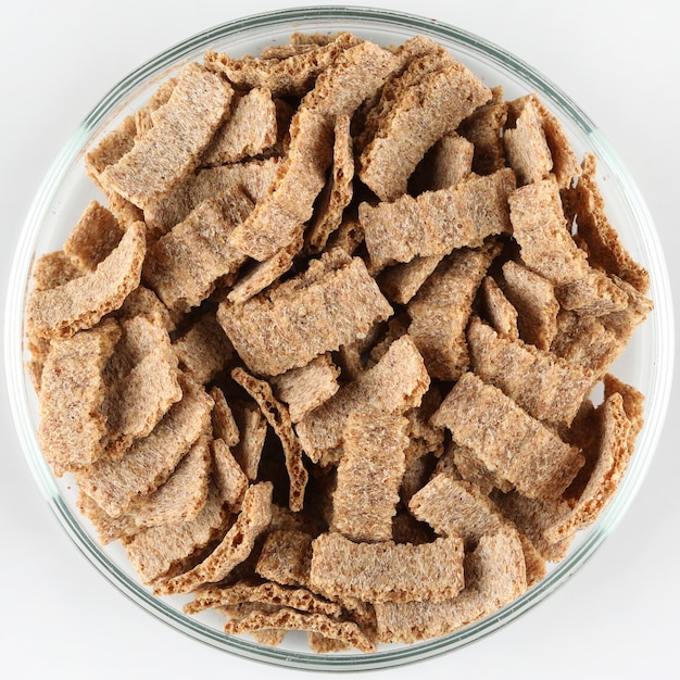 Photo wheat bran flakes in a glass bowl