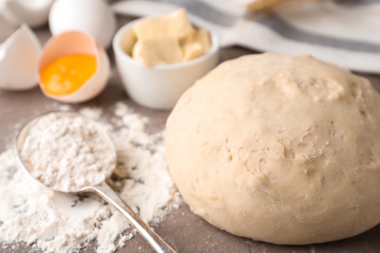 Фотография пшеничное тесто и продукты на столе крупным планом
