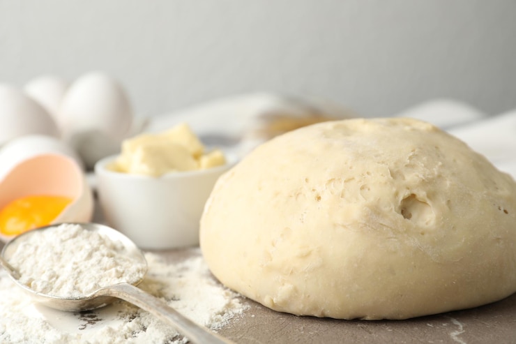 Фотография пшеничное тесто и продукты на столе вблизи приготовление выпечки