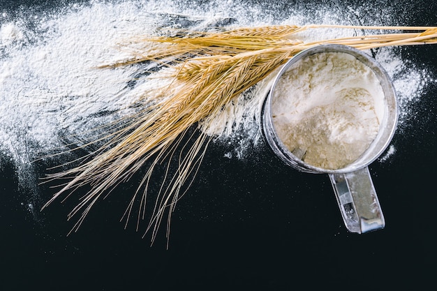 写真 小麦の穂と小麦粉の黒