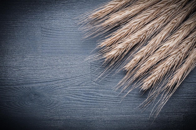 Photo wheat ears on vintage wood board