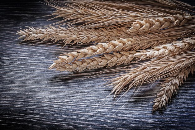 Photo wheat ears on wood