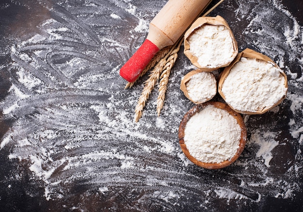 Photo wheat flour, ears and rolling pin