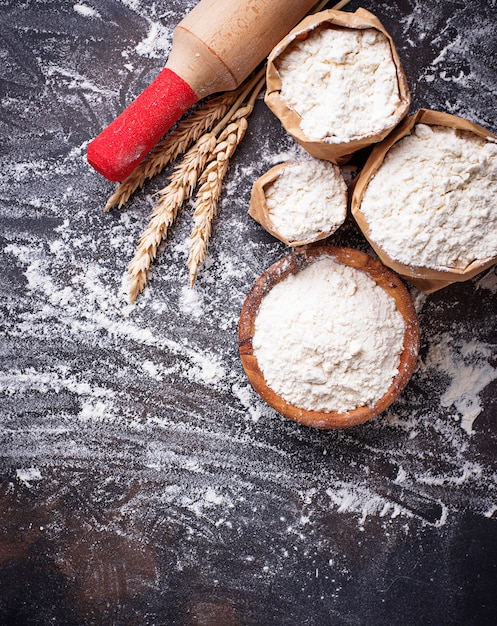 Photo wheat flour, ears and rolling pin