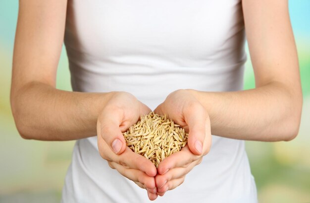 Foto grano di grano in mani femminili su sfondo naturale