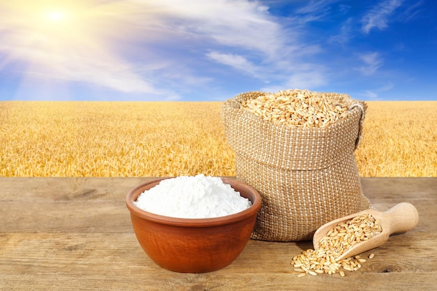 穀物と小麦粉を自然の背景に