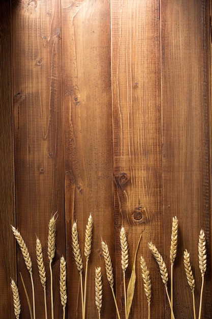 Photo wheat grains on wooden plank