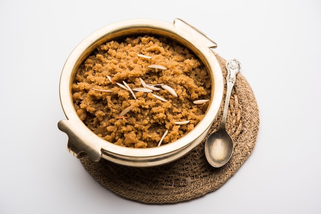 小麦Laapsi、Lapsi、Shira、Halwaは、小麦またはダリヤの破片とギー、ナッツ、レーズン、ドライフルーツで作られたインドの甘い料理です。健康食品です。