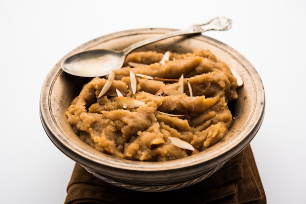 밀 랍시(Wheat Laapsi), 랍시(Lapsi), 쉬라(Shira), 할와(Halwa)는 견과류, 건포도, 말린 과일과 함께 부서진 밀이나 달리야 조각과 버터 기름으로 만든 인도의 달콤한 요리입니다. 건강식입니다.