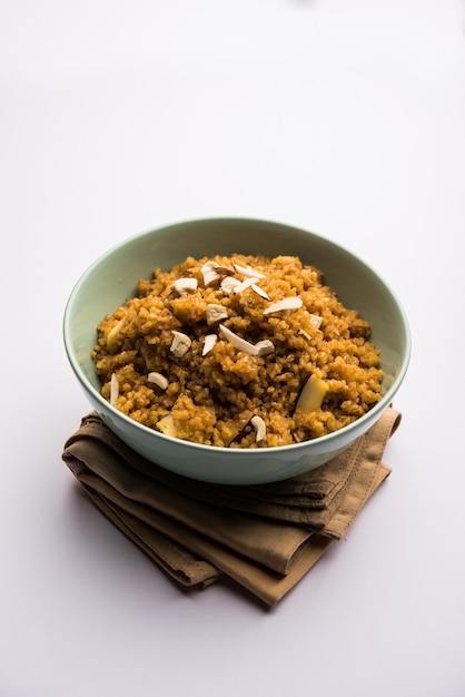 Wheat laapsi o lapsi o shira o halwa è un piatto dolce indiano a base di grano spezzato o pezzi di daliya e burro chiarificato insieme a noci, uvetta e frutta secca