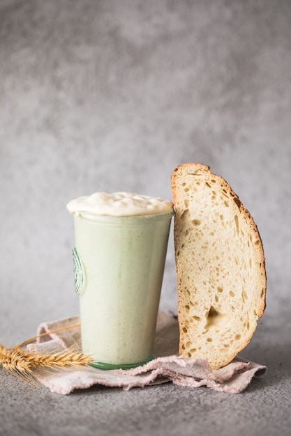 Foto il lievito di frumento per il pane è attivo starter lievito madre miscela di acqua e farina da utilizzare come lievito per la cottura del pane il concetto di una sana alimentazione