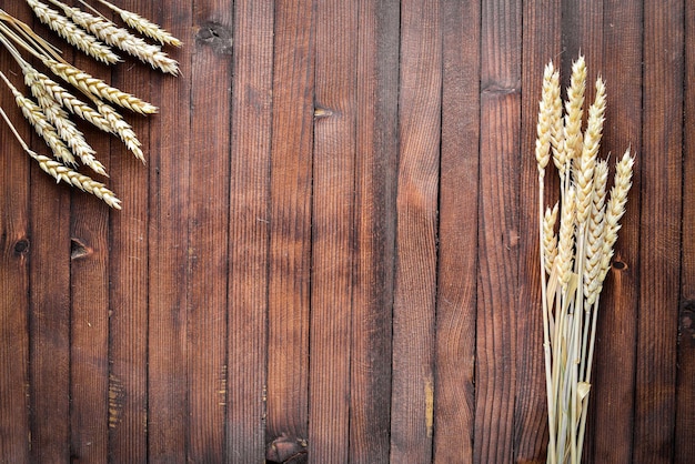 Grano, avena, miglio, orzo. su fondo in legno. vista dall'alto.