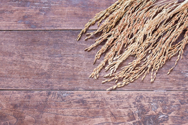 Пшеница или рис-сырец на деревянном столе с копией пространства