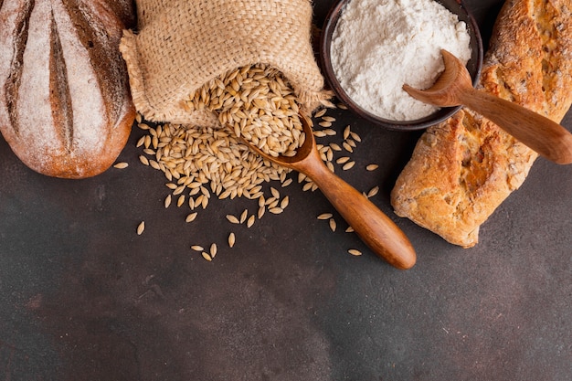 Foto sacchetto di semi di grano e ciotola di farina