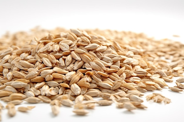 Зерна пшеницы и колосья, помещенные вместе, вид сверху, плоские, изолированные на белом фоне, копирующие пространство