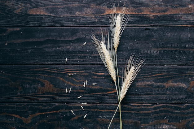 Фото Колоски пшеницы на деревянном фоне
