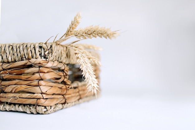 写真 ニットバスケットの小麦の茎