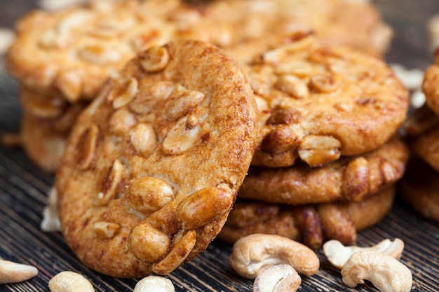 Пшеничное печенье с арахисом крупным планом