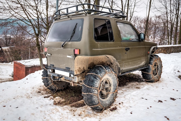 사진 겨울에 진흙 사슬이 장착된 자동차 바퀴