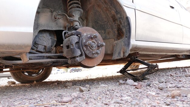 Foto problema con la ruota di un'auto vecchia