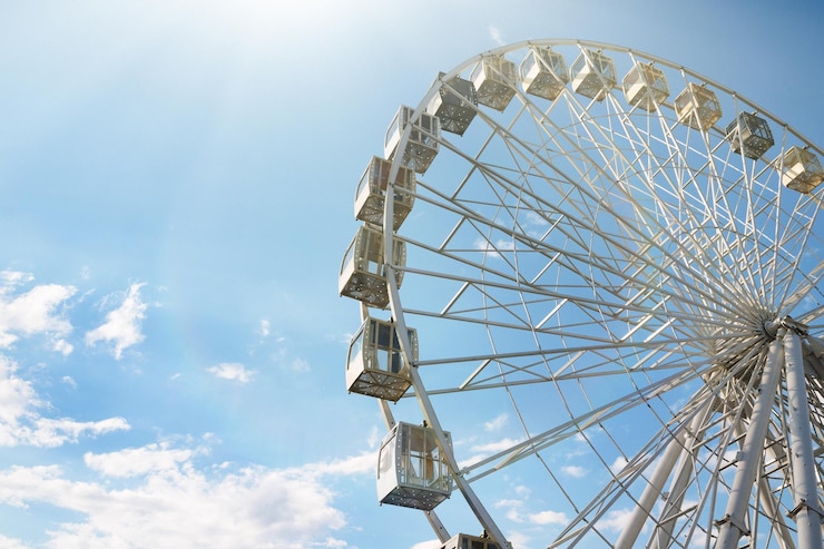 Photo a wheel of review is in the park of entertainments on a background blue sky