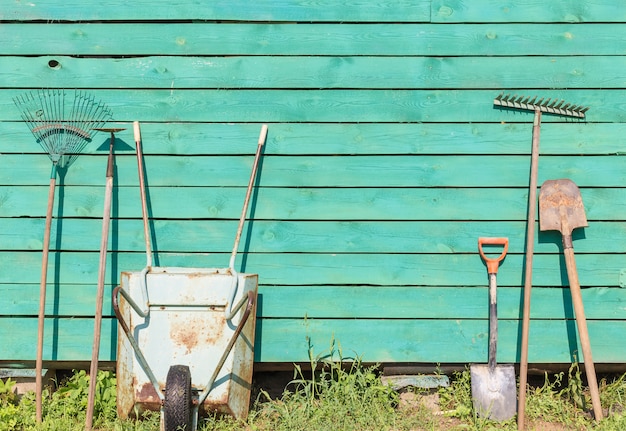 写真 手押し車と庭の備品