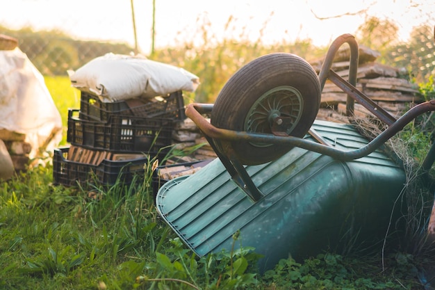 Photo wheelbarrow on field