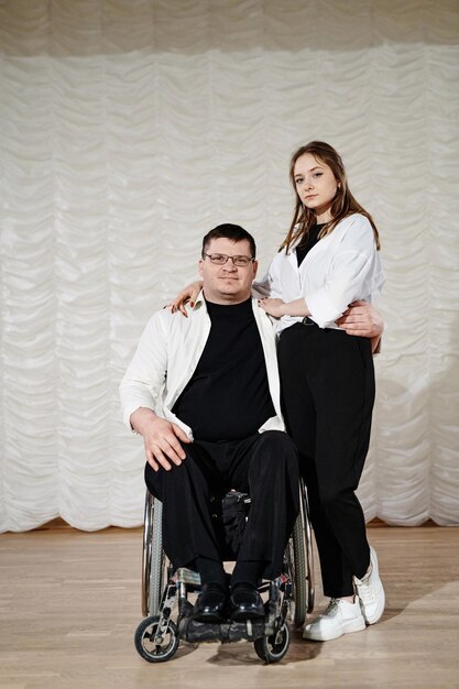 Photo wheelchair dancer and his partner on stage